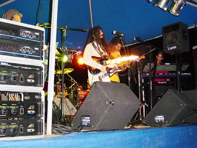 maxrivera2.jpg (46243 bytes)